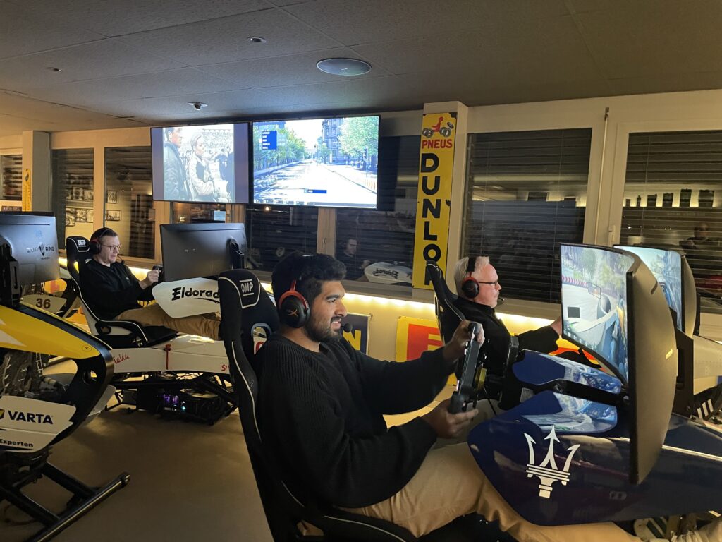 Gäste beim Simracing an den Rennsimulatoren im ZÜRIRING Motodrom in Dietikon